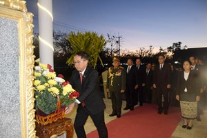 ເຈົ້າແຂວງສາລະວັນພ້ອມຄະນະວາງພວງມາລາ ແລະກະຕ່າດອກໄມ້ວັນສ້າງຕັ້ງກອງທັບຄົບຮອບ 75 ປີ