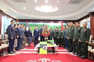 ການນຳ ຫສນຍ ເຂົ້າອວຍພອນການນຳກະຊວງປ້ອງກັນປະເທດ