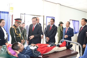 ຄຳມ່ວນ ກະຕ່າດອກໄມ້ ໃນໂອກາດວັນສ້າງຕັ້ງກອງທັບ ແລະ ວັນສ້າງຕັ້ງກອງບັນຊາການທະຫານແຂວງ