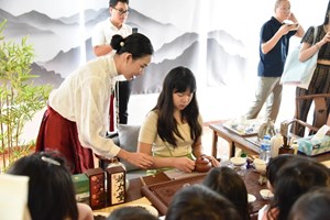 ມີຫຼາຍກວ່າ 20 ພາບ ວາງສະແດງໃນກິດຈະກໍາຊາສູ່ຄວາມປອງດອງ-ຍົກນໍ້າຊາບອກຮັກແມ່