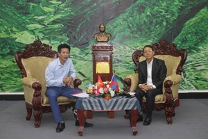 ບໍລິສັດ ແລະ ສະມາຄົມຊາວຄ້າຂາຍຫວຽດນາມ ອວຍພອນການນຳແຂວງໄຊສົມບູນ