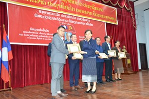 ຮສສ ມອບໃບຢັ້ັ້ງຢືນໜ່ວຍພັກປອດໃສເຂັ້ມແຂງໜັກແໜ້ນ