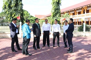 ຮອງເຈົ້າແຂວງຄໍາມ່ວນ ລົງຕິດຕາມຈຸດທີ່ຈະສ້າງເປັນຕະຫຼາດກາງຄືນ  ໃນເທດສະບານເມືອງທ່າແຂກ