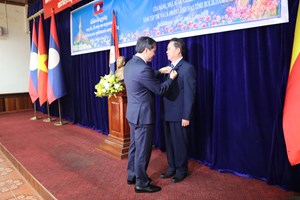 ບໍລິຄຳໄຊ ປະດັບຫຼຽນໄຊໃຫ້ກົມກອງ ແລະ ບຸກຄົນ