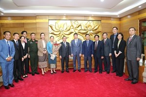 ສະຫະພັນບັນດາອົງການຈັດຕັ້ງມິດຕະພາບຫວຽດນາມ ປະດັບຫຼຽນໄຊທີ່ລະນຶກໃຫ້ທູດ ສປປ ລາວ ປະຈຳ ສສ ຫວຽດນາມ