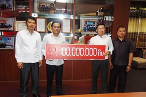 ເທບສີເມືອງມອບເງິນອຸປະຖໍາ ສະຫຼອງວັນສ້າງຕັ້ງແຂວງເຊກອງ ຄົບຮອບ 40 ປີ