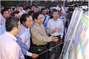 ນາຍົກຫວຽດນາມ ສຳຫຼວດກວດກາບັນດາໂຄງການຢູ່ແຂວງຕ່ຽນຢາງ