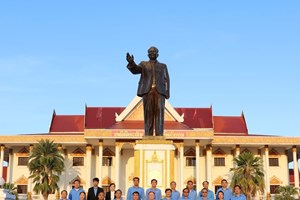 ສກລ ວາງກະຕ່າດອກໄມ້ໃນໂອກາດວັນສ້າງຕັ້ງຄົບຮອບ 68 ປີ