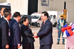 ປະທານສະພາແຫ່ງຊາດ ຫວຽດນາມ ມາຮອດລາວ ເພື່ອຮ່ວມກອງປະຊຸມສຸດຍອດລັດຖະສະພາ CLV