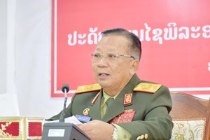 ປະດັບຫຼຽນໄຊພິລະອາດຫານໃຫ້ການນຳແຂວງສະຫວັນນະເຂດ