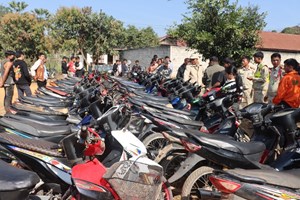 ປກສ ເມືອງວຽງພູຄາ ສຶກສາອົບຮົມຜູ້ຂັບຂີ່ທີດັດແປງສະພາບລົດ