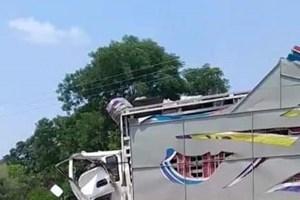 ເກີດອຸປະຕິເຫດລົດໝໍລໍາເລື່ອງແບກແຕກ ຕໍາເອົາລົດຫຼາຍຄັນຊ້ອນ ເຮັດໃຫ້ມີຜູ້ບາດເຈັບ 11 ຄົນ ເສຍຊິວິດ 2 ຄົນ.