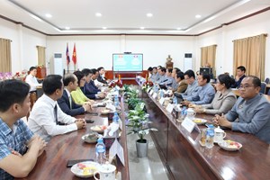 ຄະນະຜູ້ແທນສະພາປະຊາຊົນສອງແຂວງ ຄໍາມ່ວນ-ກວາງບິ່ງ ພົບປະແລກປ່ຽນບົດຮຽນ.