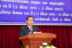 ການນໍາແຂວງໄຊຍະບູລີ ວາງກະຕ່າດອກໄມ້ ແລະ ພວງມາລາ