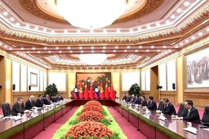 ສະຫາຍ ທອງລຸນ ສີສຸລິດ ພົບປະກັບ ສະຫາຍ ສີ ຈິ້ນຜິງ