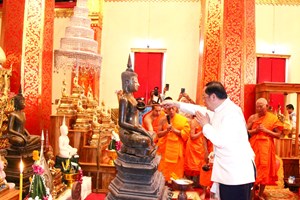 ນາຍົກລັດຖະມົນຕີ ສົງພະທີ່ວັດອົງຕື້ ມະຫາວິຫານ