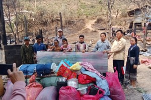 ມອບເຄື່ອງຊ່ວຍເຫຼືອໃຫ້ຄອບຄົວທີ່ປະສົບເຄາະຮ້າຍ ໄຟໄໝ້ເຮືອນ