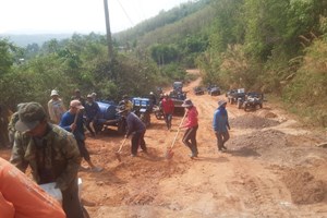 ປະຊາຊົນບ້ານເມືອງຮໍາ ສ້າງຂະບວນການອອກແຮງງານເທທາງເບຕົງ