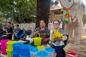 ການຂາຍນໍ້າຫອມຫົດສົງພະພຸດທະຮູບປີໃໝ່ລາວມີບັນຍາກາດຄຶກຄື້ນ