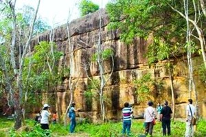 ກຳແພງຫີນພູຄັນນາສະຖານທີ່ທ່ອງທ່ຽວ ທີ່ຍັງເປັນປິດສະໜາໃນການກໍ່ກຳເນີດ