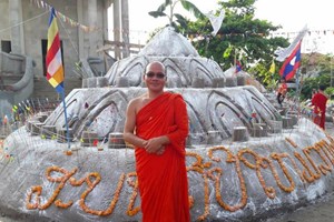 ປະເພນີການຕົບພະທາດເຈດີຊາຍໃນເທດສະການບຸນປີໃໝ່ລາວ