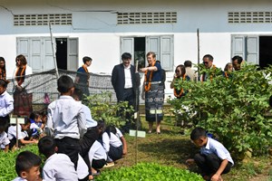 ລັດຖະມົນຕີກະຊວງສຶກສາ ແລະ ທູດອົສຕຣາລີ ຢ້ຽມຢາມໂຮງຮຽນປະຖົມເມືອງຄຳ 