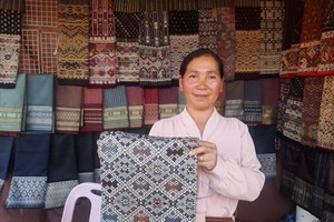 ຫັດຖະກໍາຕໍ່າຫູກທໍໄໝບ້ານທ່າຊ້າງເປັນທີ່ນິຍົມຂອງແມ່ຍິງລາວ