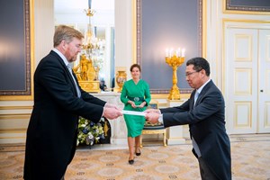 ທູດລາວ ຍື່ນສານຕາຕັ້ງຕໍ່ ສົມເດັດ ພະຣາຊາ ວິນເລັມ ອາເລັກຊານເດີແຫ່ງ ຣາຊະອານາຈັກ ໂຮນລັງ