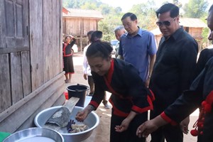 ເຈົ້າແຂວງຜົ້ງສາລີ ລົງຊຸກຍູ້ກຸ່ມການຜະລິດເສັ້ນສະຄູ ທີ່ບ້ານພຽງໄຊ