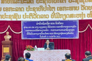 ທ່ານ  ນາງ ວຽງທອງ ສີພັນດອນ ໂອ້ລົມພະນັກງານ ສານປະຊາຊົນເຂດ II