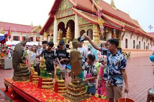 ມື້ທີສອງ ບຸນສົງການ ຢູ່ ນວ ມີມວນຊົນຫົດສົງພະຢ່າງຄືກຄື້ນ