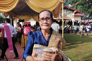 ຊາວພຸດຮ່ວມໃສ່ບາດມື້ອອກພັນສາປະວໍລະນາ ທີ່ວັດໂພນທອງເປັນຈໍານວນຫຼາຍ