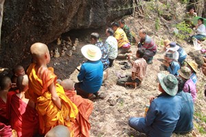 ຊາວເມືອງໄຊພູທອງ ອັງເຊີນພະເຈົ້າແທ່ນຄໍາເຫຼືອງລົງຫົດສົງ