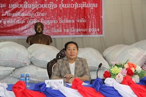 ຄອບຄົວການນໍາຂັ້ນສູນກາງແລະສະຫະພັນແມ່ຍິງກະຊວງປ້ອງກັນປະເທດ ມອບເຄື່ອງຊ່ວຍເຫຼືອໃຫ້ແຂວງໄຊສົມບູນ