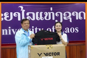 ບໍລິສັດ ວິກເຕີ້ ສະປອດ ລາວ ມອບເສື້ອໃຫ້ກຳມະການຕັດສິນກິລາດອກປີກໄກ່ ຮັບໃຊ້ງານ ກມລ ຄັ້ງທີII