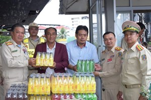 ບໍລິສັດ ຄິງເບເວີເລດຈຳກັດ ມອບເຄື່ອງດື່ມໃຫ້ຕໍາຫຼວດຈະລາຈອນທີ່ປະຕິບັດໜ້າທີ່ປະຈຳຢູ່ບຸນຊ່ວງເຮືອ ທ່າວັດຈັນ