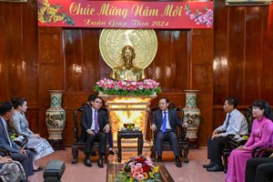 ເຈົ້າແຂວງຈໍາປາສັກ ຢ້ຽມຢາມ ອວຍພອນ ການນໍານະຄອນເກິນເທີ່ ແລະ ແຂວງອານຢາງ