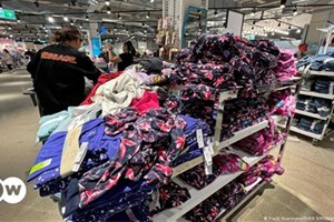 EU ຮັບຮອງກົດໝາຍໃໝ່ ຫ້າມທຳລາຍເສື້ອຜ້າທີ່ຂາຍບໍ່ອອກ