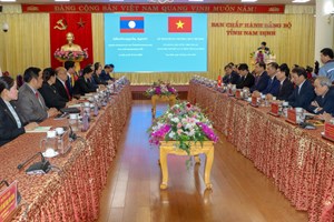 ອຸດົມໄຊ ປະດັບປະດັບຫຼຽນໄຊ ອິດສະຫຼະ ຊັ້ນ II ແລະ ຊັ້ນ III ໃຫ້ແກ່ກົມ ກອງແຂວງນາມດິງ