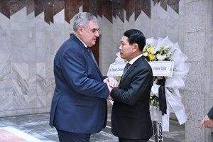 ເຊັນປຶ້ມໄວ້ອາໄລ ຕໍ່ຄອບຄົວຜູ້ເສຍຊີວິດຢູ່ສະຫະພັນ ຣັດເຊຍ