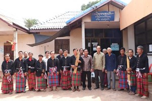 ຖວທ ຄຳມ່ວນ ມອບຊຸດເຄື່ອງນຸ່ງປະຈຳເຜົ່າ ໃຫ້ບ້ານໜອງບົກ