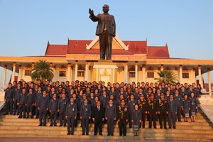 ອອປສ ວາງກະຕ່າດອກໄມ້ໃນໂອກາດວັນສ້າງຕັ້ງອົງການໄອຍະການປະຊາຊົນຄົບຮອບ 34 ປີ