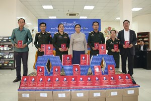 ມອບປຶ້ມ ທ່ານ ວົງເພັດ ໄຊເກີຢາຈົງຕົວ ນັກປະຕິວັດ 5 ຢາ ໃຫ້ແກ່ຫໍສະໝຸດແຫ່ງຊາດ