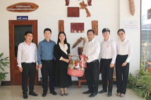 ສູນວັດທະນະທຳຈີນປະຈຳລາວ ອວຍພອນປີໃໝ່ໜັງສືພິມປະຊາຊົນ