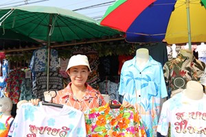 ເສື້ອຜ້າລາຍດອກໄມ້ເທດສະການປີໃໝ່ລາວໄດ້ຮັບຄວາມນິຍົມ