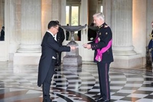 ທູດລາວຍື່ນສານຕາຕັ້ງຕໍ່ ສົມເດັດ ພະຣາຊາ ຟີລິບແຫ່ງຣາຊະອານາຈັກ ແບນຊິກ