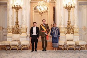 ທູດລາວ ຍື່ນສານຕາຕັ້ງຕໍ່ ສົມເດັດ ພະຣາຊາ ຄຣັງ ດຸກ ແຫ່ງ ຣາຊະອານາຈັກລຸກຊຳບວກ