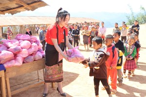 ທິມງານຜູ້ມີຄວາມຫວັງແບ່ງປັນນ້ຳໃຈ ມອບເຄື່ອງໃຫ້ໂຮງຮຽນ ຫົວນໍ້າຂາມ ເມືອງນາໝໍ້