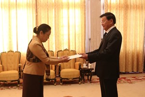 ປະທານປະເທດ ມອບສານຕາຕັ້ງໃຫ້ແກ່ ທູດລາວ ໄປປະຈຳ ສສ ຫວຽດນາມ