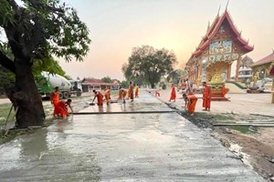 ຄະນະສົງວັດຊ້າງຄູ້ ຮ່ວມກັບອົງການຈັດຕັ້ງບ້ານຊ້າງຄູ້ ສ້າງທາງເຂົ້າວັດ